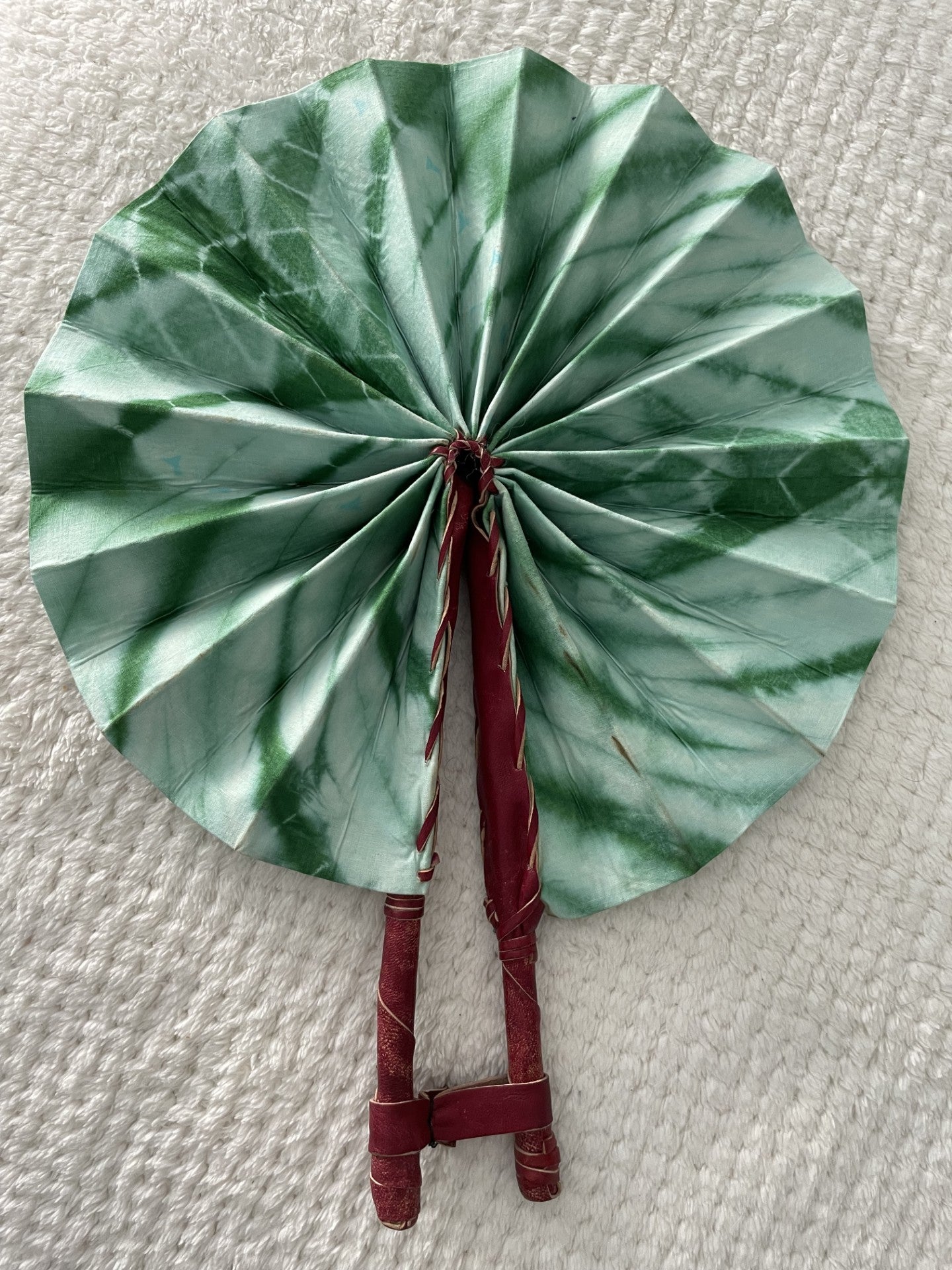 Éventails Pliants Artisanaux "Vibrations Béninoises" - Batik Teinté Main & Cuir Véritable
