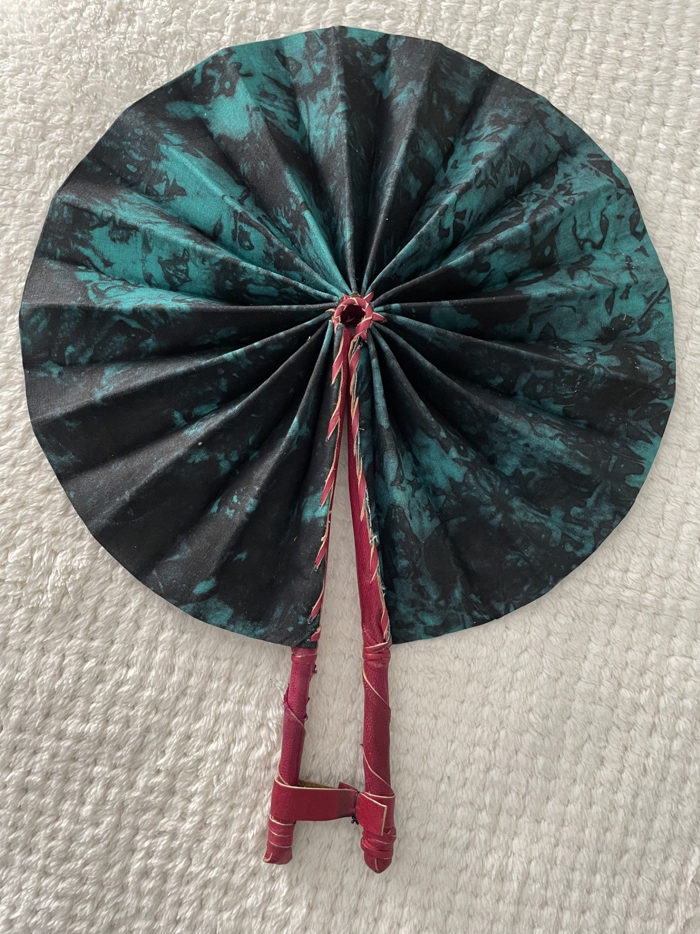 Éventails Pliants Artisanaux "Vibrations Béninoises" - Batik Teinté Main & Cuir Véritable