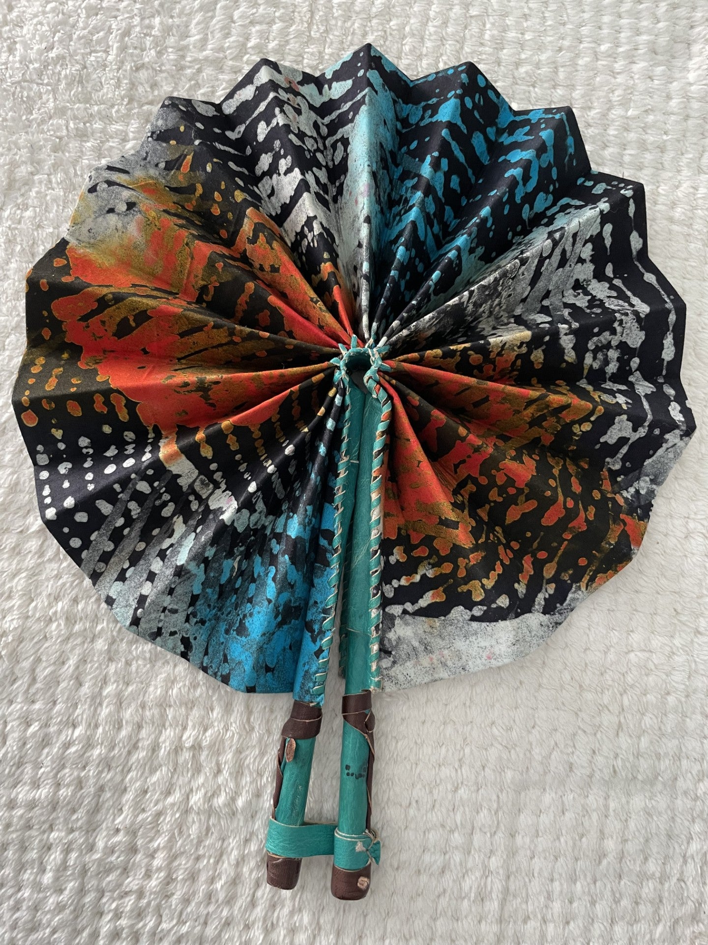 Éventails Pliants Artisanaux "Vibrations Béninoises" - Batik Teinté Main & Cuir Véritable