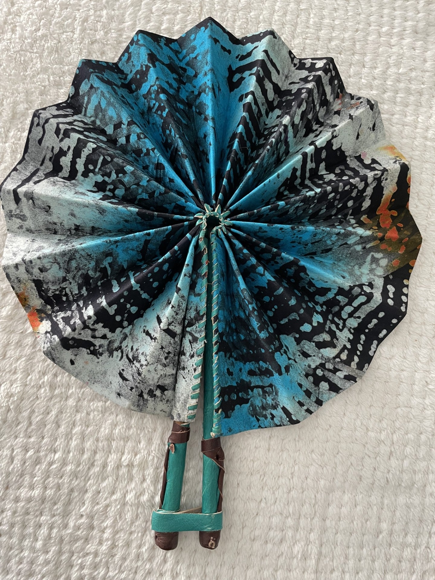Éventails Pliants Artisanaux "Vibrations Béninoises" - Batik Teinté Main & Cuir Véritable