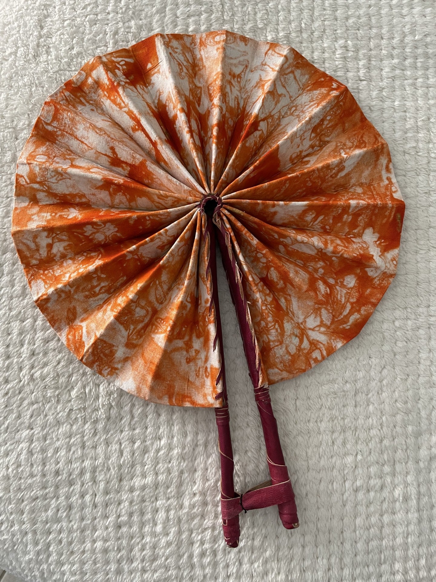 Éventails Pliants Artisanaux "Vibrations Béninoises" - Batik Teinté Main & Cuir Véritable