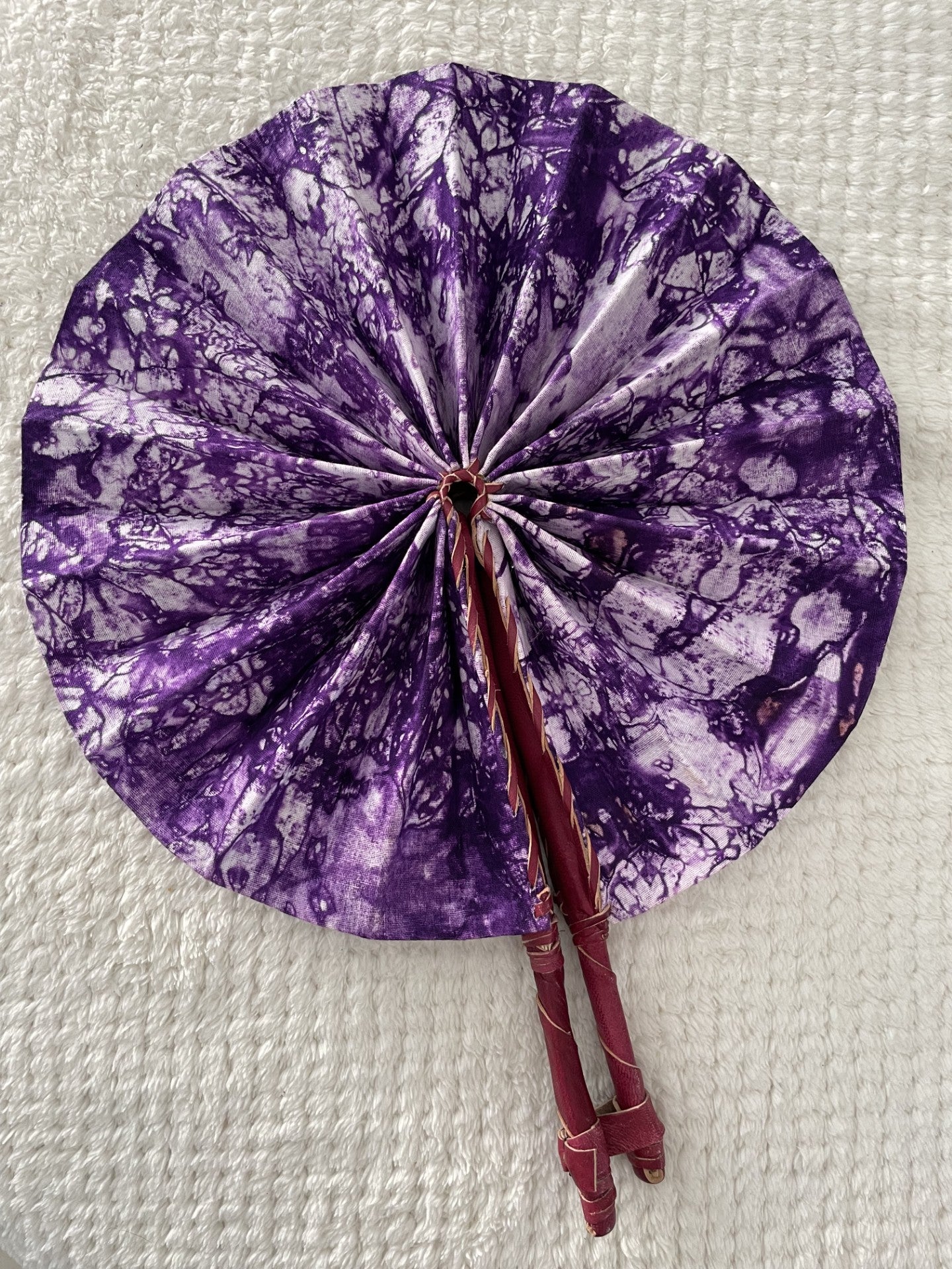 Éventails Pliants Artisanaux "Vibrations Béninoises" - Batik Teinté Main & Cuir Véritable