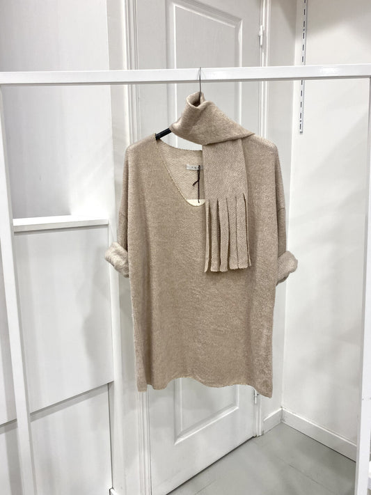 Pull et son écharpe amovible en beige